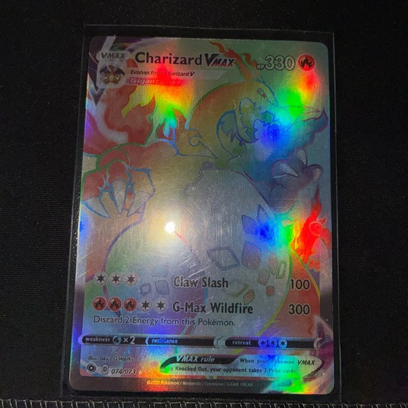 Charizard VMAX Holographic Pokémon Card - Picture 1 of 1